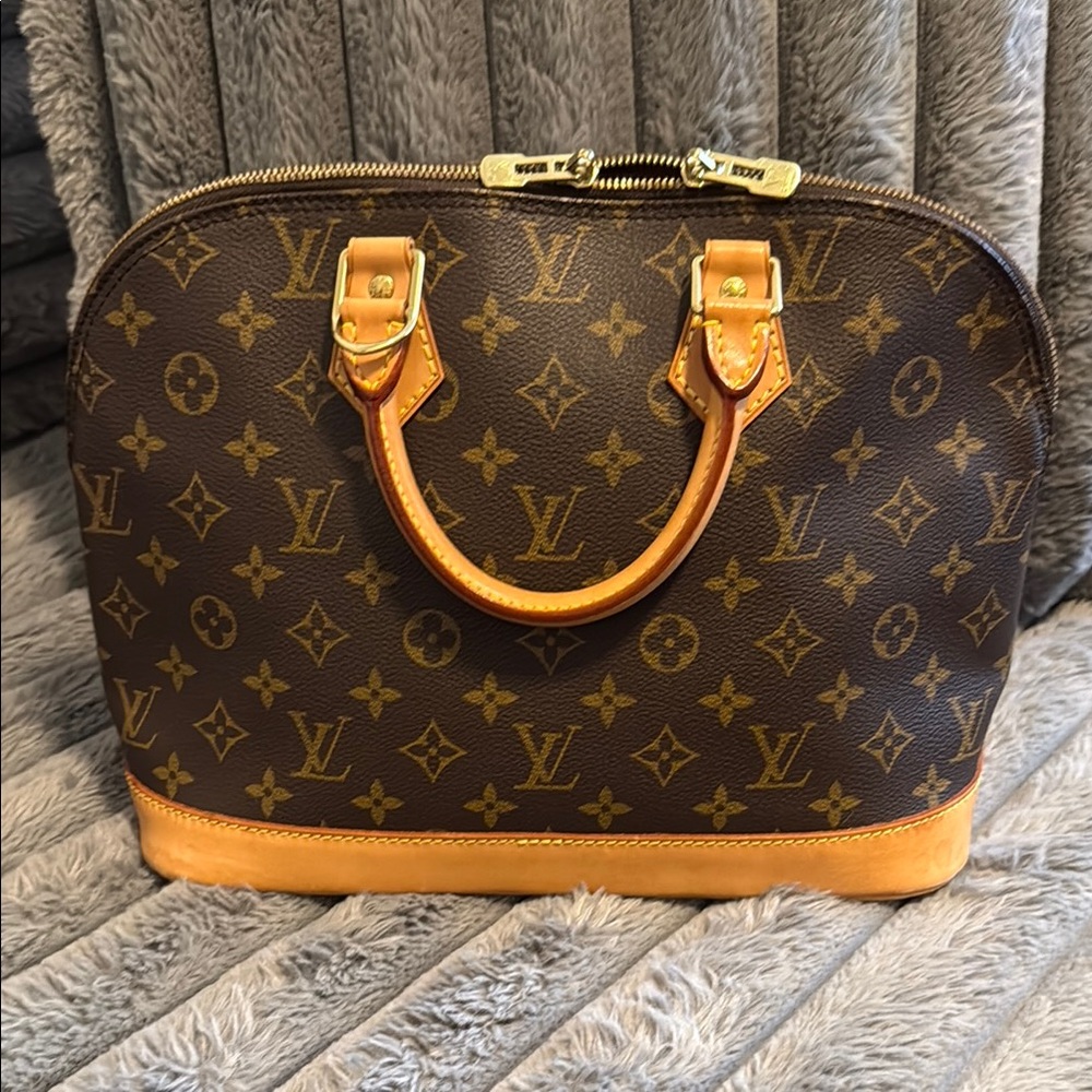 Louis Vuitton ALMA PM with Monogram Canvas leather